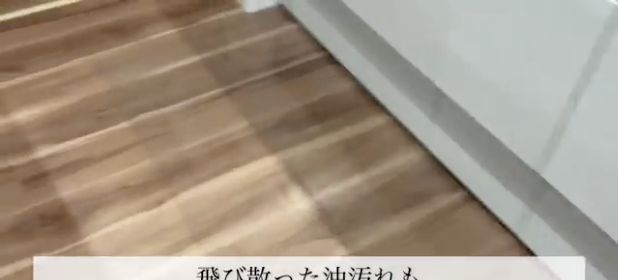 床に敷いた透明キッチンマット